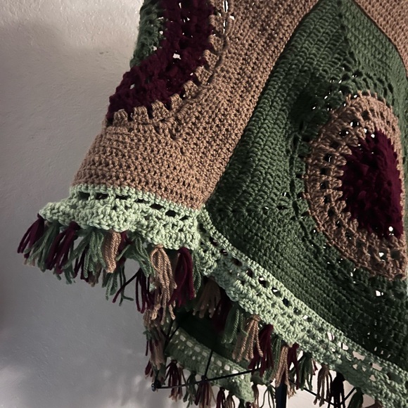 Handmade crochet poncho - Picture 4 of 7